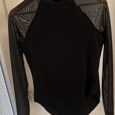 Schwarzer Body mit Mesh