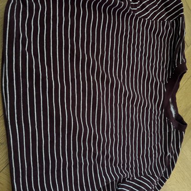 maglia crop top bordeaux con riga bianca 