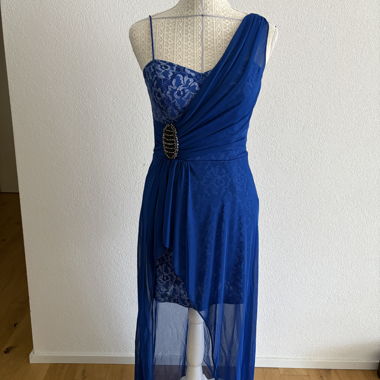 Robe bleu roi en dentelle