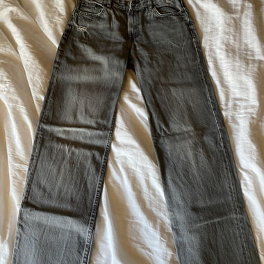 Graue Jeans