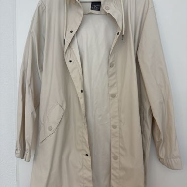 Impermeabile beige con cappuccio