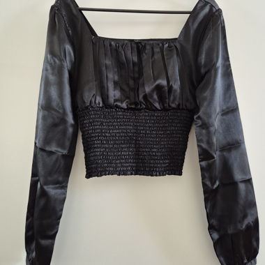 Top corto in raso nero