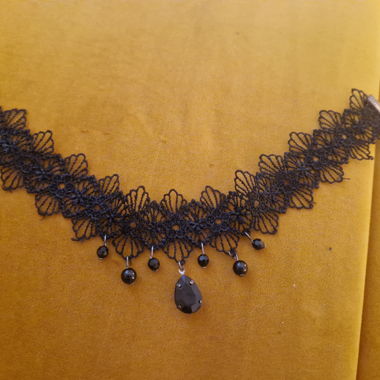 Choker aus Spitzen und schwarzen Steinen
