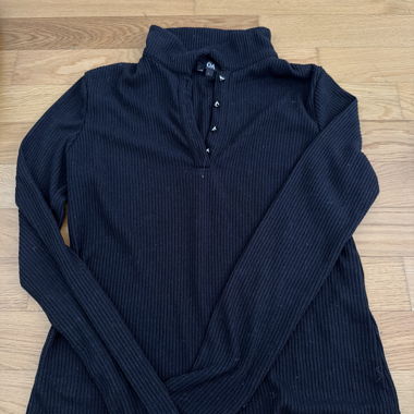 Schwarzer Ripp-Pullover