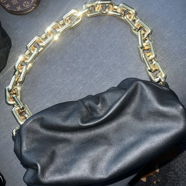 Clutch nera con catena a maglie