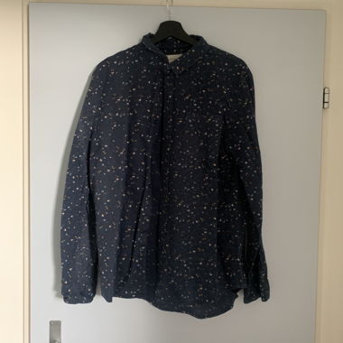 Chemise sombre à motif