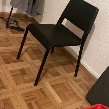 tavola 80/130 x 70          3 sedie nuove solo