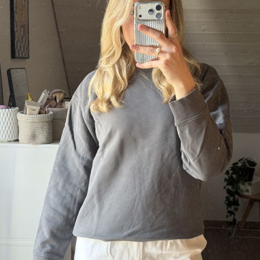 Grauer Sweatshirt