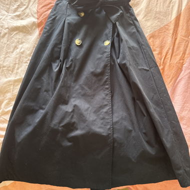 Jupe midi noire à boutons