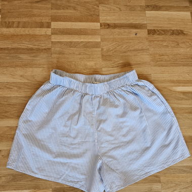 Kurze Sommerhosen gestreift