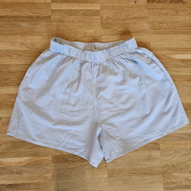 Kurze Sommerhosen gestreift
