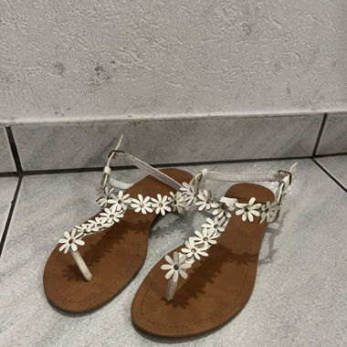 Sandalen mit Gänseblümchen