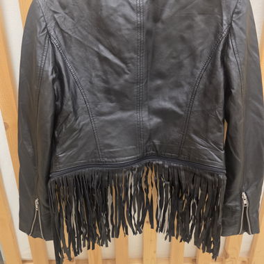 Giacca in pelle nera con frange