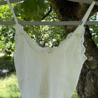 Camisole a coste in pizzo bianco