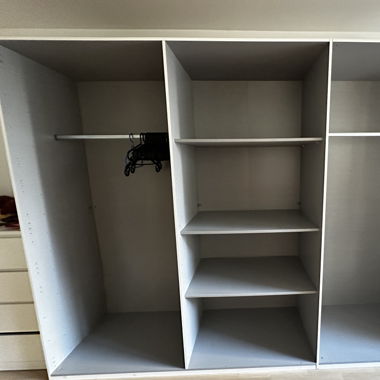Offener Kleiderschrank