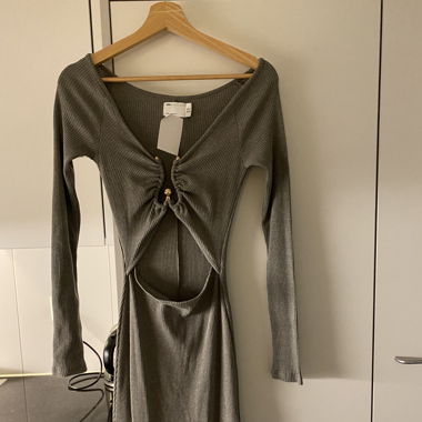 Kleid mit Brosche