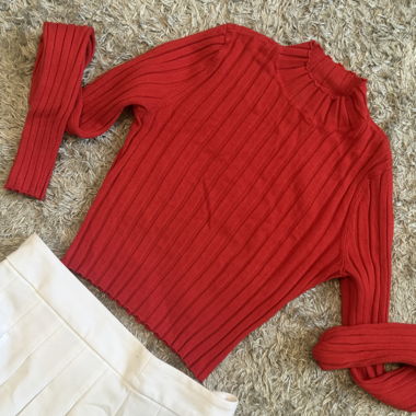 Roter Strickpullover mit Rippstruktur