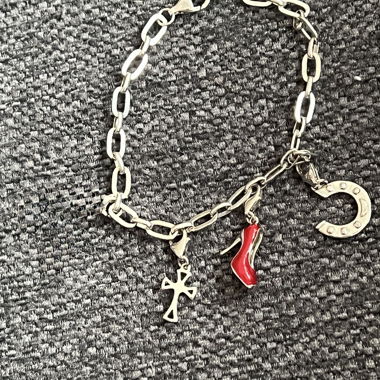 Silberfarbenes Charm-Armband mit Anhängern