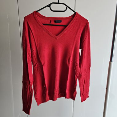Manguun red sweater