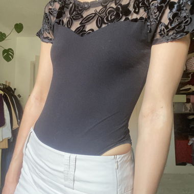 Bodytop aus schwarzer Spitze
