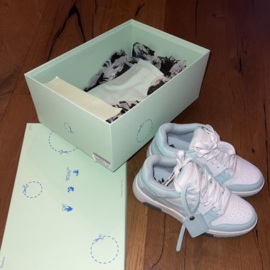 Off White „out of office“ Hellblau