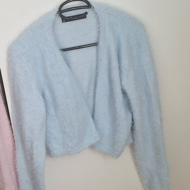 Hellblauer Flausch-Cardigan