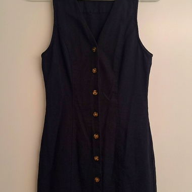 Schwarzes Knopfkleid