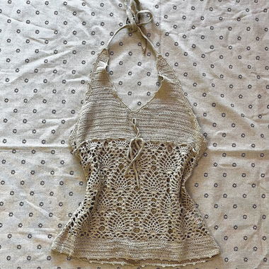 seconda mano vintage giapponese: top halter in beige all’uncinetto
