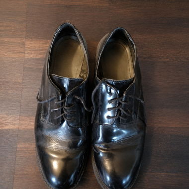 Schwarze Lack-Schnürschuhe