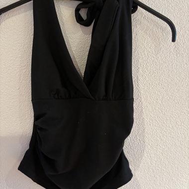 2 Tops mit Neckholder, weiss & schwarz