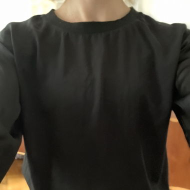 kurzer schwarzer Pullover