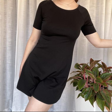 Robe courte noire à manches courtes