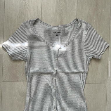 Crop T-Shirt mit Knöpfe