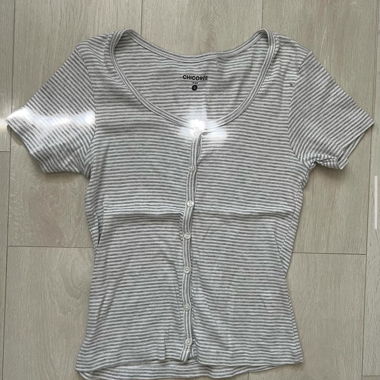 Crop T-Shirt mit Knöpfe