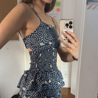 Robe d'été avec volants, découpes et motif intégral