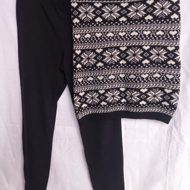 Leggings neri e gonna lavorata a maglia con motivi nordici