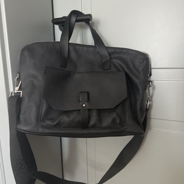 Schwarze Umhängetasche