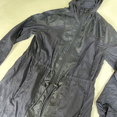 Leichte Jacke mit Kapuze