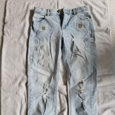 Jeans mit stickmuster
