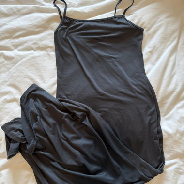 Schwarzes Spaghettiträgerkleid