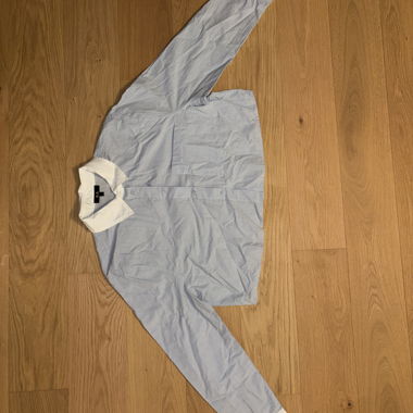 Chemise courte bleu clair à col blanc