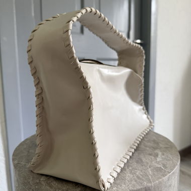 Borsa a mano beige intrecciata