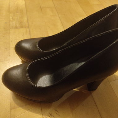 Black classic pumps