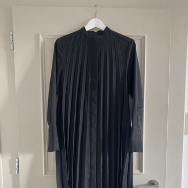 COS Plisée Kleid 