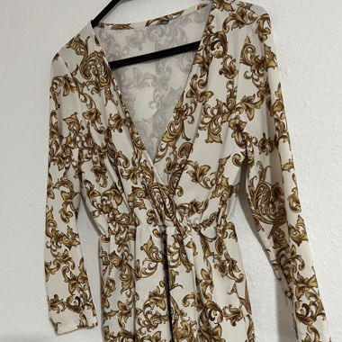 Robe courte à manches longues et imprimé doré 