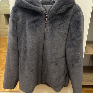 Veste en fausse fourrure à capuche