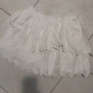 Gonna-shorts con ricamo bianco