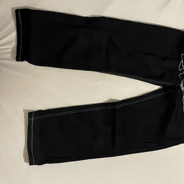 Schwarze baggyjeans mit backprint
