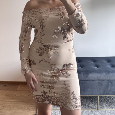 Abito a spalle scoperte con paillettes color nude