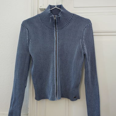 Veste en maille rayée à zip